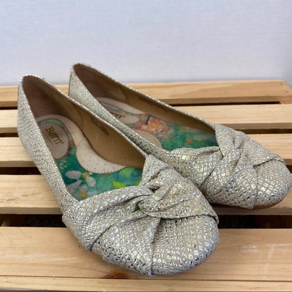 Born‎ metallic gold flat size 7.5